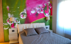 lit et tête de lit colorée