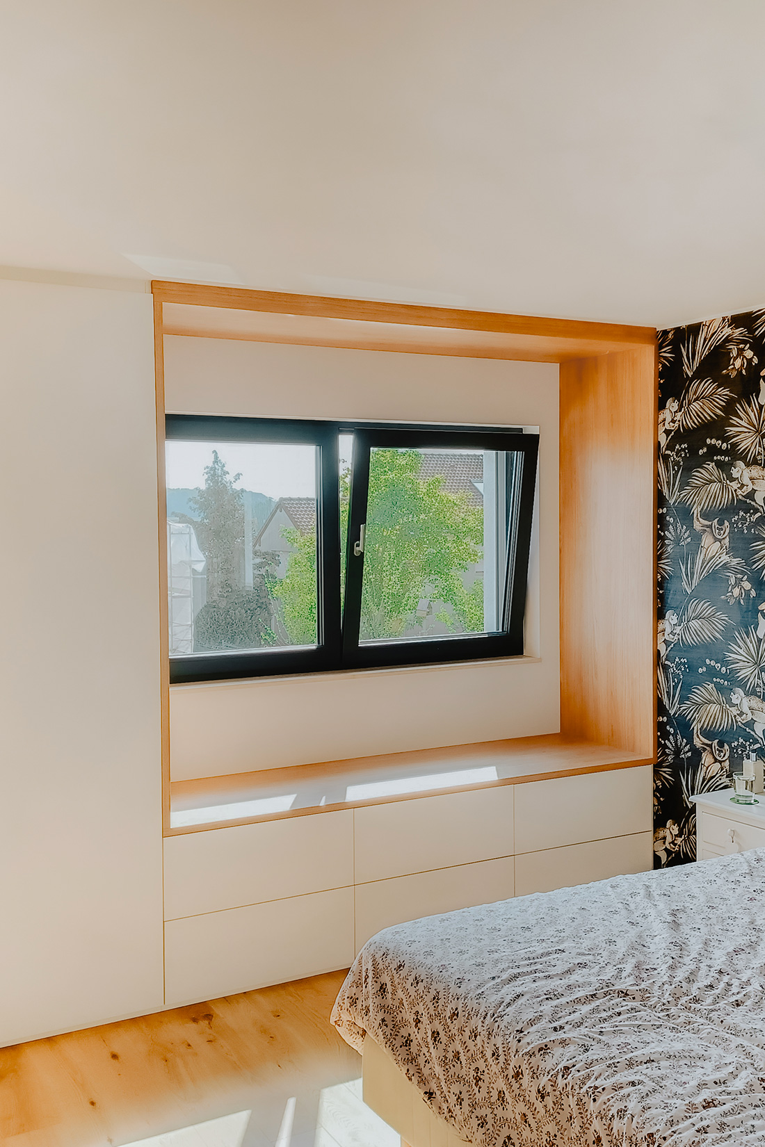 Le dressing en L avec cadre de fenêtre intégré